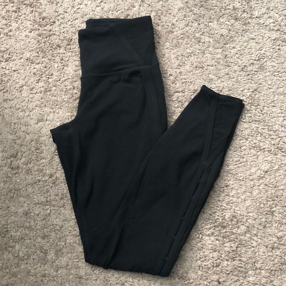 Athleta Keyhole Salutation 7/8 leggings